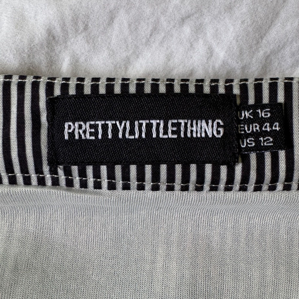 PrettyLittleThing Monochrome Striped Detail mini skirt - Picture 3 of 3